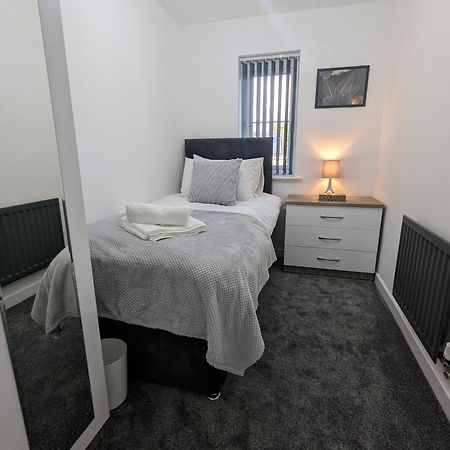 Clariturf - 4 Bedroom Semi - Private Parking Near Turf Moor, Town Centre, Transport And Motorway Links Next To Canal, 3 Parks And Lake - Sky And Netflix เบิร์นลีย์ ภายนอก รูปภาพ