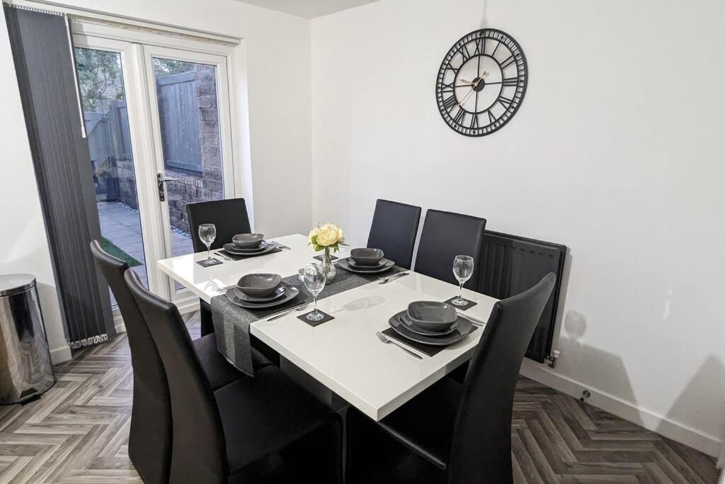 Clariturf - 4 Bedroom Semi - Private Parking Near Turf Moor, Town Centre, Transport And Motorway Links Next To Canal, 3 Parks And Lake - Sky And Netflix เบิร์นลีย์ ภายนอก รูปภาพ
