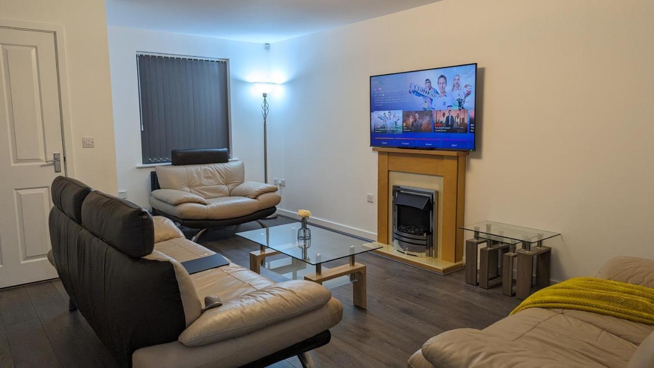 Clariturf - 4 Bedroom Semi - Private Parking Near Turf Moor, Town Centre, Transport And Motorway Links Next To Canal, 3 Parks And Lake - Sky And Netflix เบิร์นลีย์ ภายนอก รูปภาพ