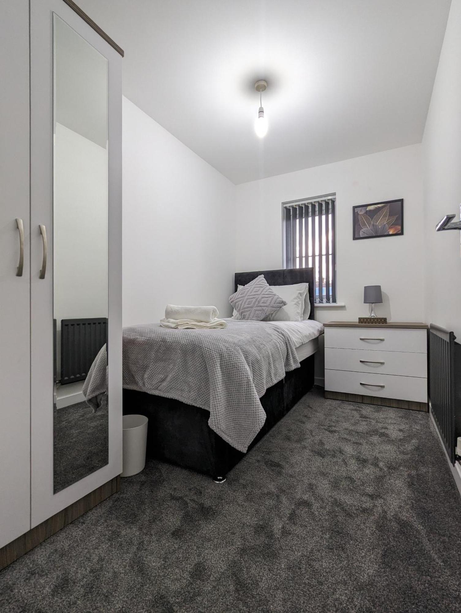 Clariturf - 4 Bedroom Semi - Private Parking Near Turf Moor, Town Centre, Transport And Motorway Links Next To Canal, 3 Parks And Lake - Sky And Netflix เบิร์นลีย์ ภายนอก รูปภาพ