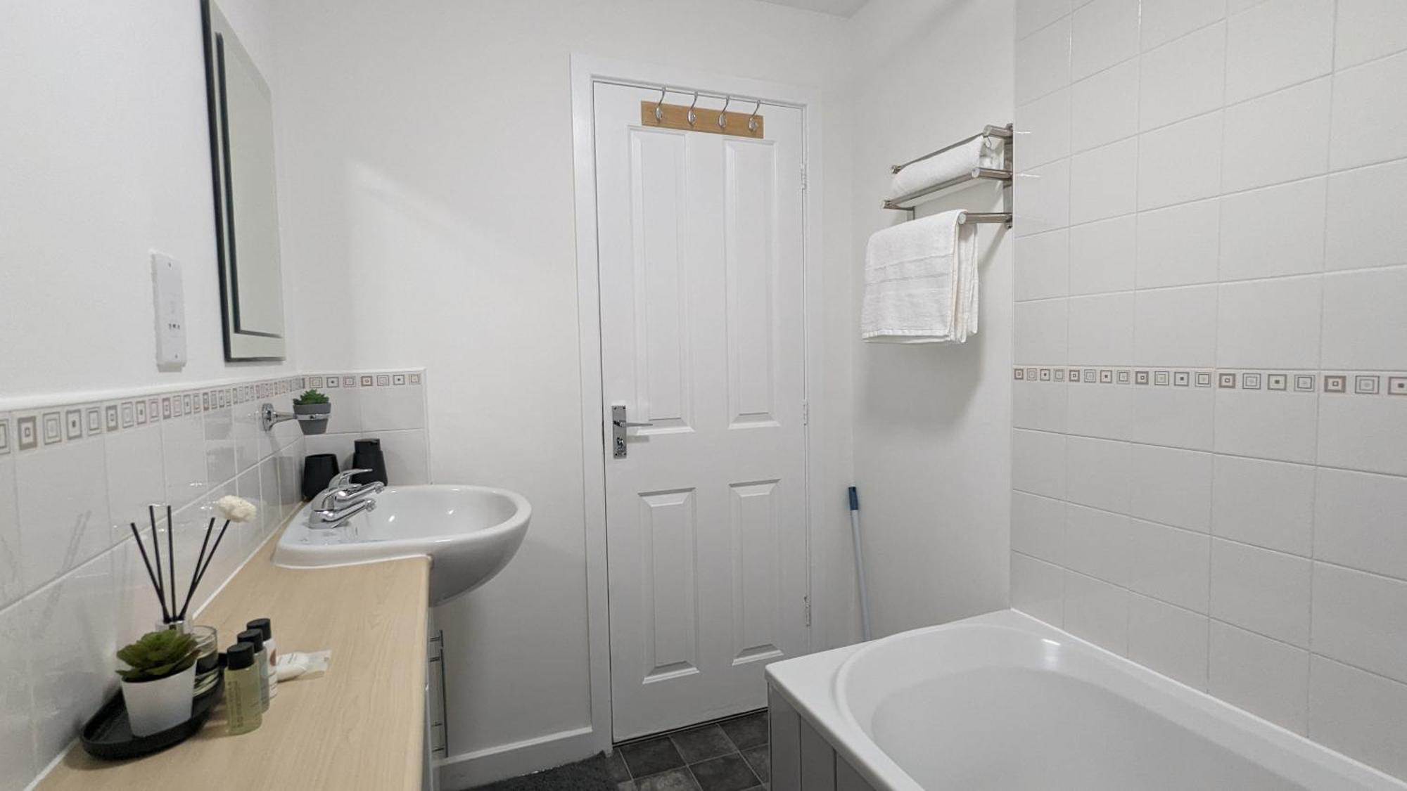 Clariturf - 4 Bedroom Semi - Private Parking Near Turf Moor, Town Centre, Transport And Motorway Links Next To Canal, 3 Parks And Lake - Sky And Netflix เบิร์นลีย์ ภายนอก รูปภาพ