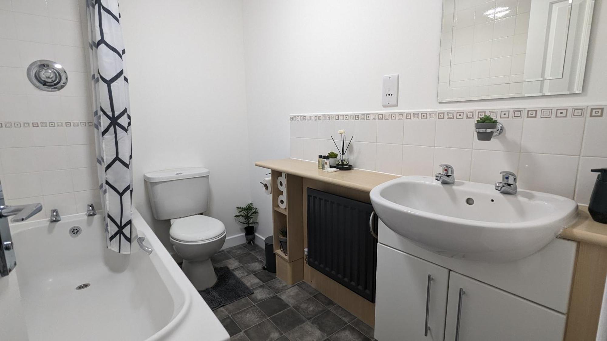Clariturf - 4 Bedroom Semi - Private Parking Near Turf Moor, Town Centre, Transport And Motorway Links Next To Canal, 3 Parks And Lake - Sky And Netflix เบิร์นลีย์ ภายนอก รูปภาพ