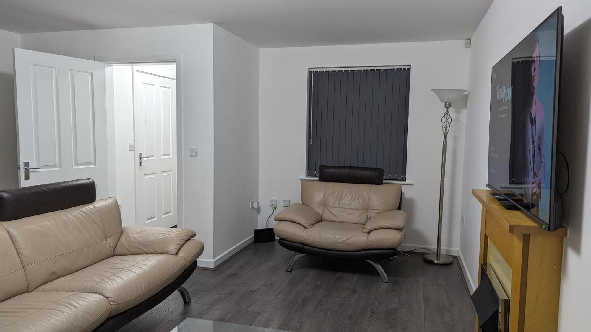 Clariturf - 4 Bedroom Semi - Private Parking Near Turf Moor, Town Centre, Transport And Motorway Links Next To Canal, 3 Parks And Lake - Sky And Netflix เบิร์นลีย์ ภายนอก รูปภาพ