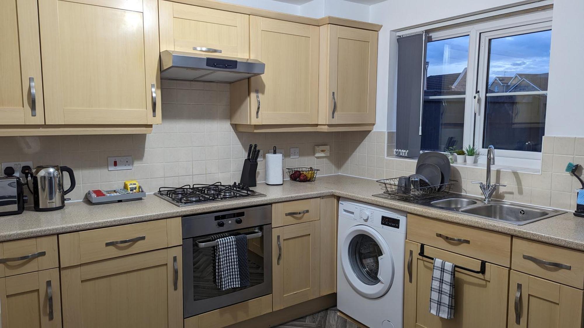 Clariturf - 4 Bedroom Semi - Private Parking Near Turf Moor, Town Centre, Transport And Motorway Links Next To Canal, 3 Parks And Lake - Sky And Netflix เบิร์นลีย์ ภายนอก รูปภาพ